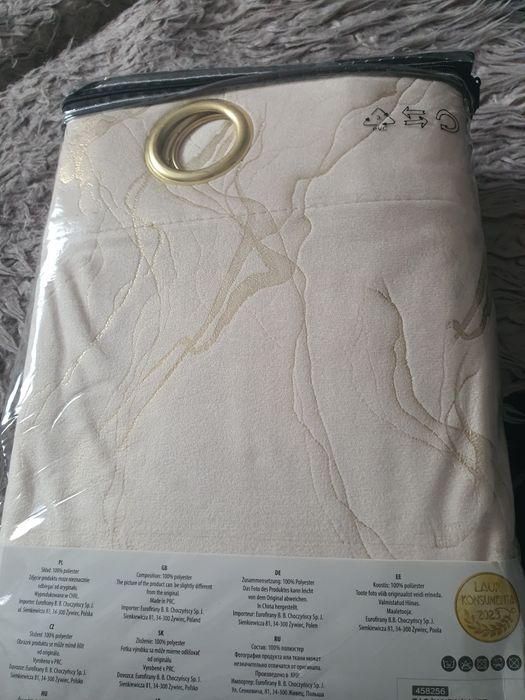 Dwie jasno beżowe  zasłony ze  złotem