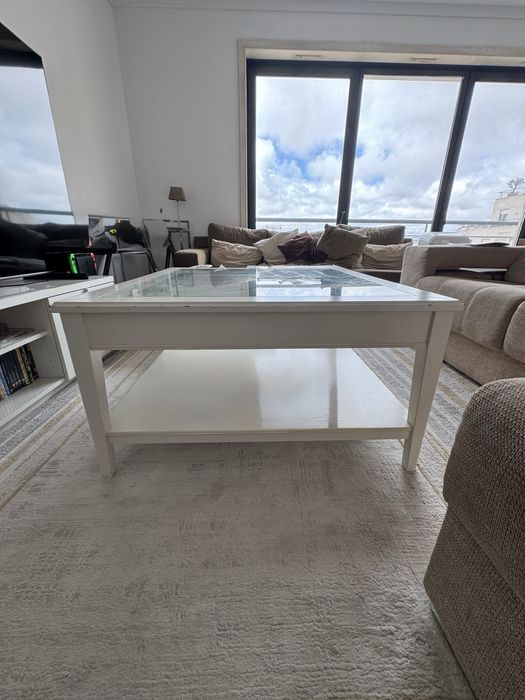 Mesa de centro branca com tampo em vidro
