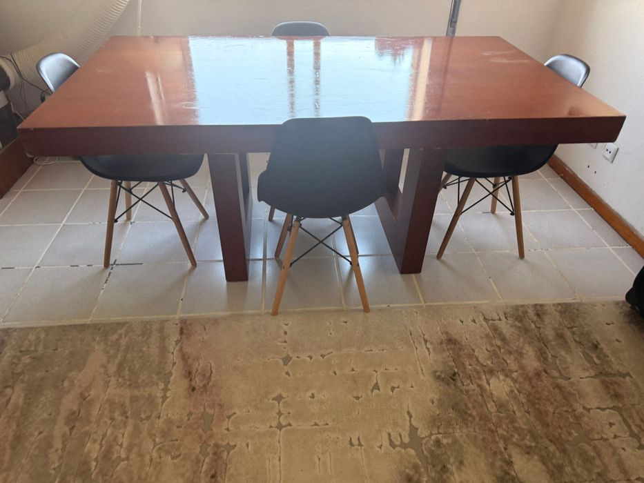 Cadeiras Plástico e Madeira