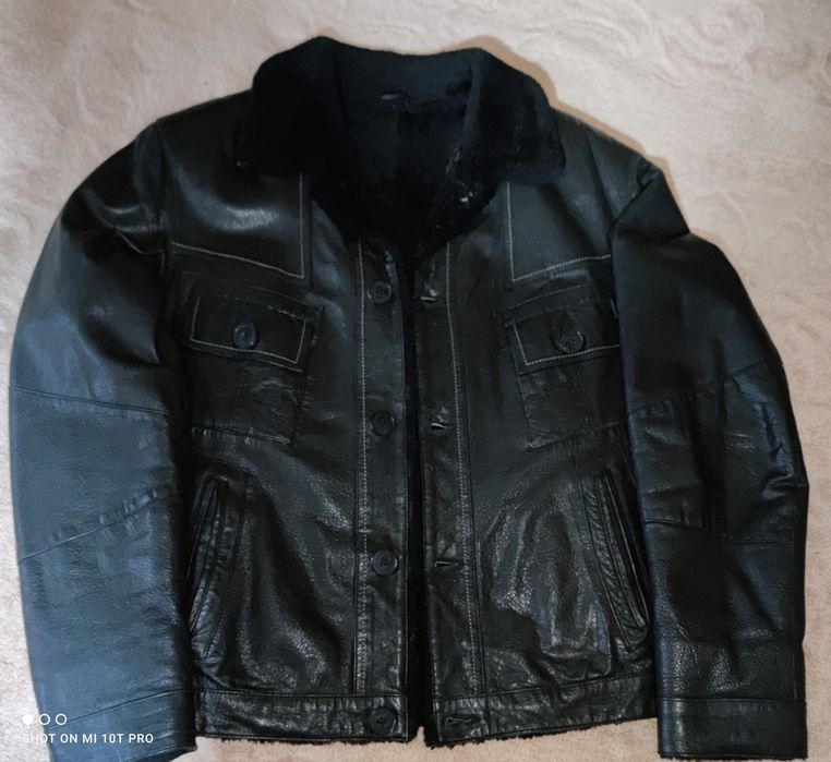 Продам короткую черную натуральную мужскую дублёнка(М)