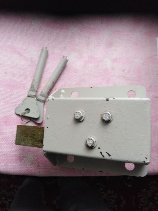 Продам замок гаражний 750гр.