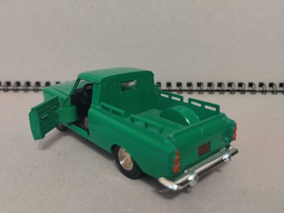 Иж 2715 (пирожок) сделано в СССР масштаб 1:43