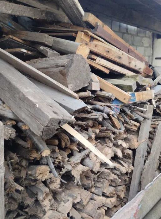 Дрова з дерев та дошок пиляні