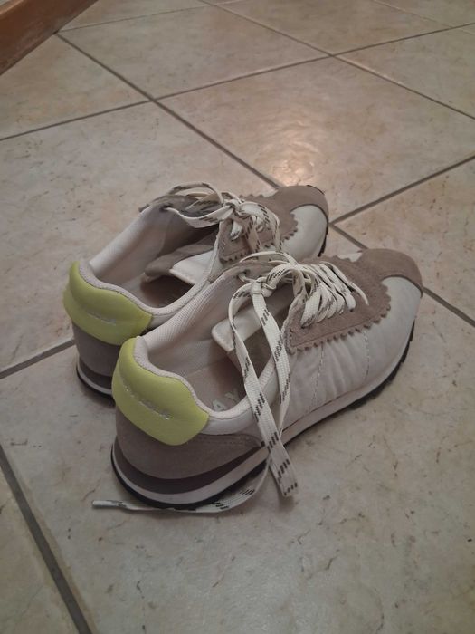 Sapatos/sapatilhas como novas