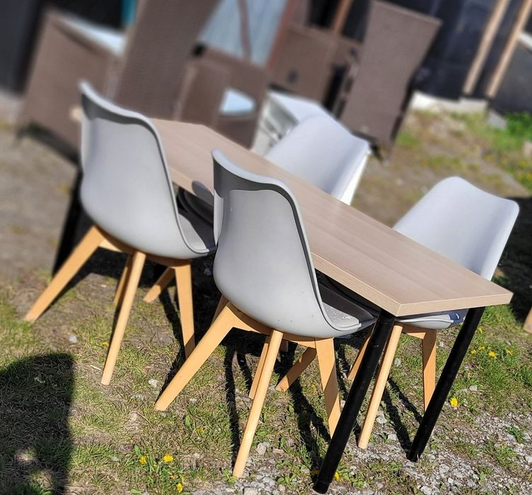 Stół z krzesłami duży rodzinny do jadalni stan  super drewno czerni krzesła w kolorze szarym