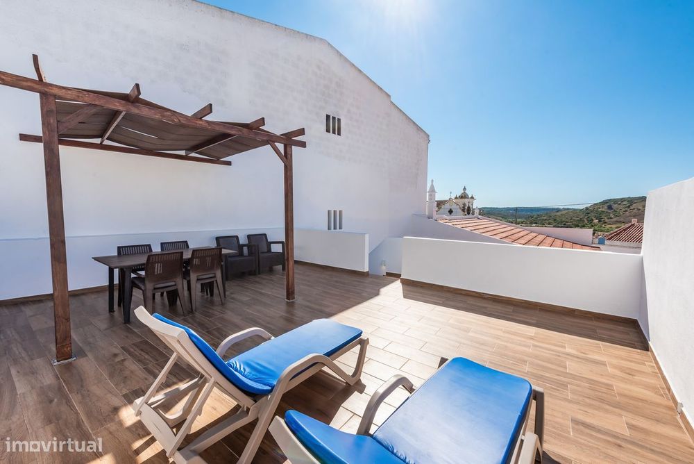 Encantadora Casa Algarviana Renovada com Anexo Separado e Terraços, Bu