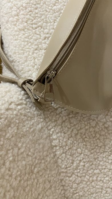 Бежева сумочка через плече