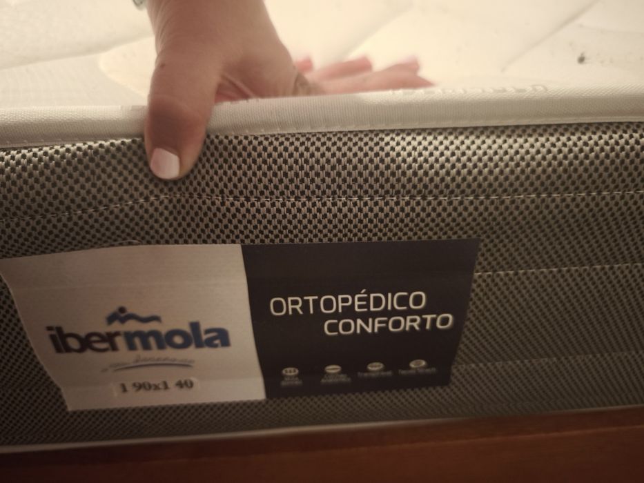 Cama de boa qualidade com algumas marcas