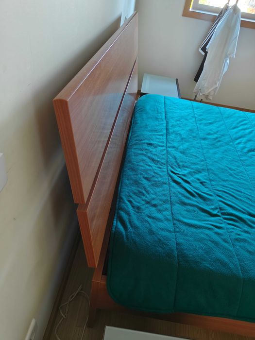 Cama de madeira castanha com estrado