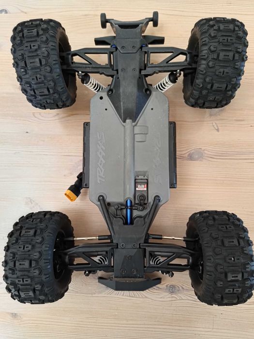 TRAXXAS Hoss 4X4 VXL + Bateria 3s + Ładowarka SKYRC T200 + Nowe serwo