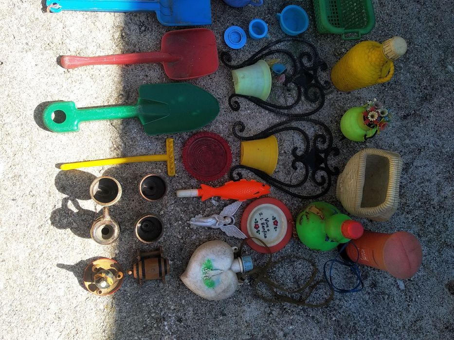 Brinquedos em plástico antigos e alguns em cerâmica e madeira