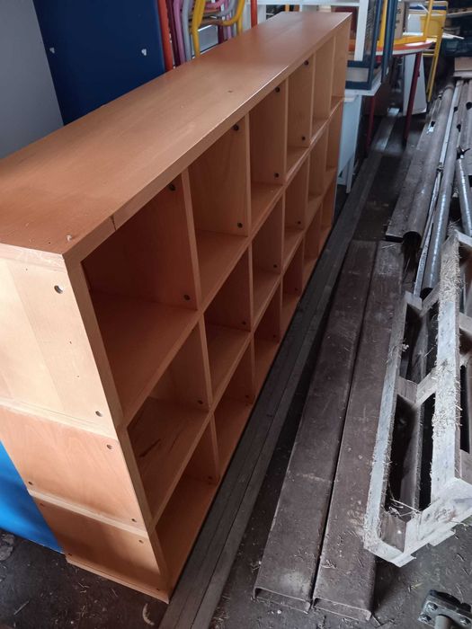 Estante de madeira em muito boas condições