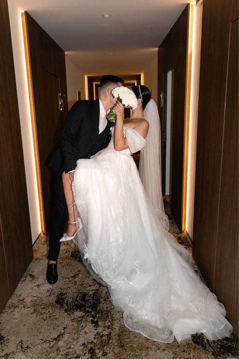 Весільна сукня з шлейфом