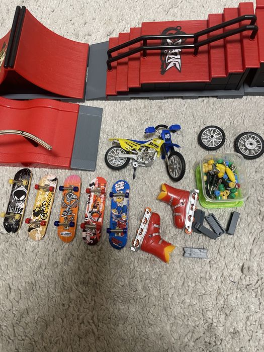 Фінгер рампи,скейтпарк,скейти