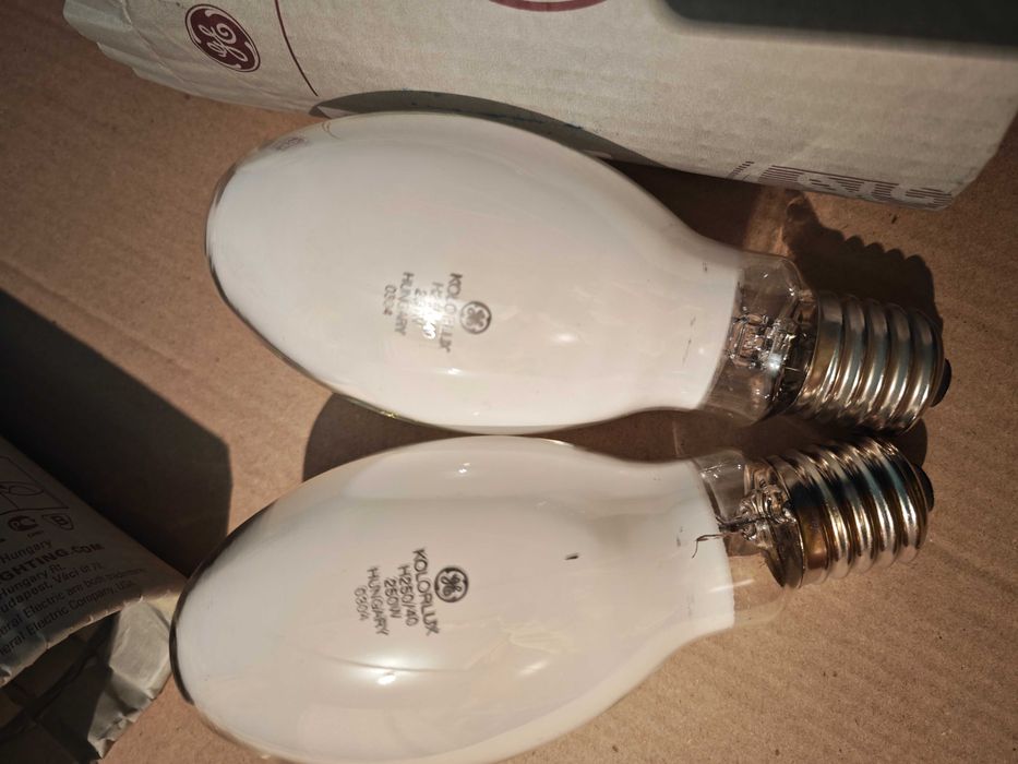 Лампа ртутная газоразрядная KOLORLUX H250/Е40 GE (две единицы)