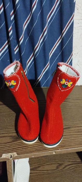 Нові бурки для дівчинки часів СССР