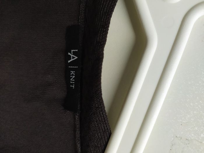 Top de malha e lantejoulas