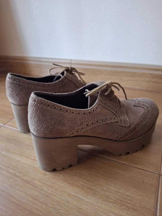 Sapatos clássicos em camurça genuína