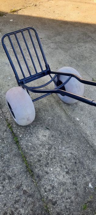 Carrinho de transporte na areia