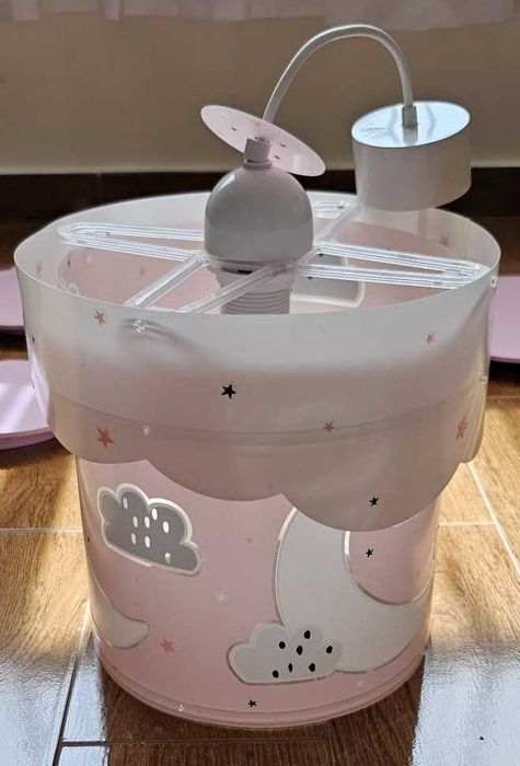 Candeeiro de teto quarto de bebé
