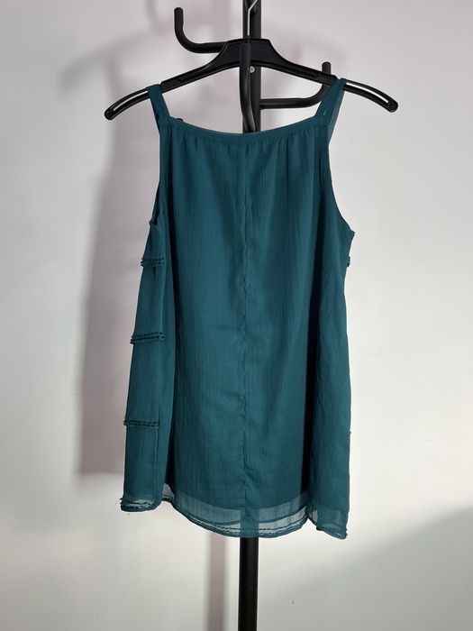 Top com folhos e miçangas