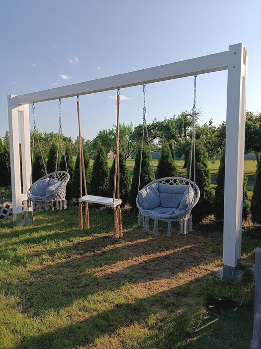 Nowoczesna huśtawka ogrodowa drewniana, stelaż