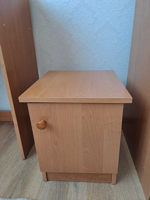 Приліжкові тумбочки