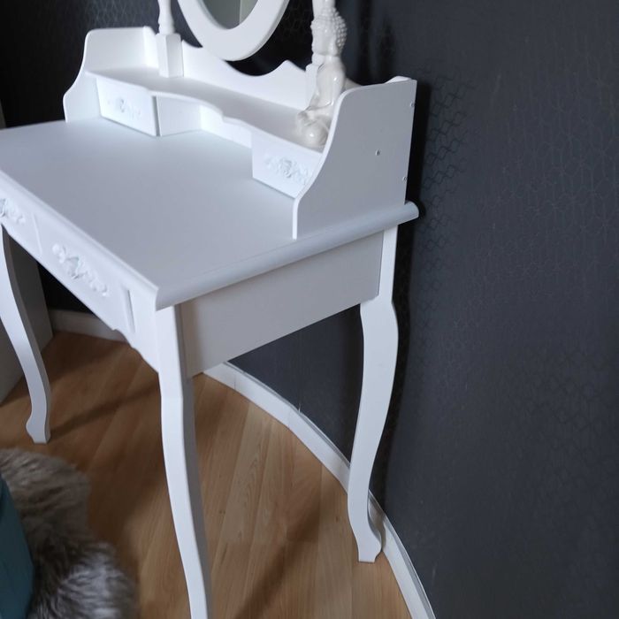 Piękna konsola toaletka biała z lustrem i szufladkami