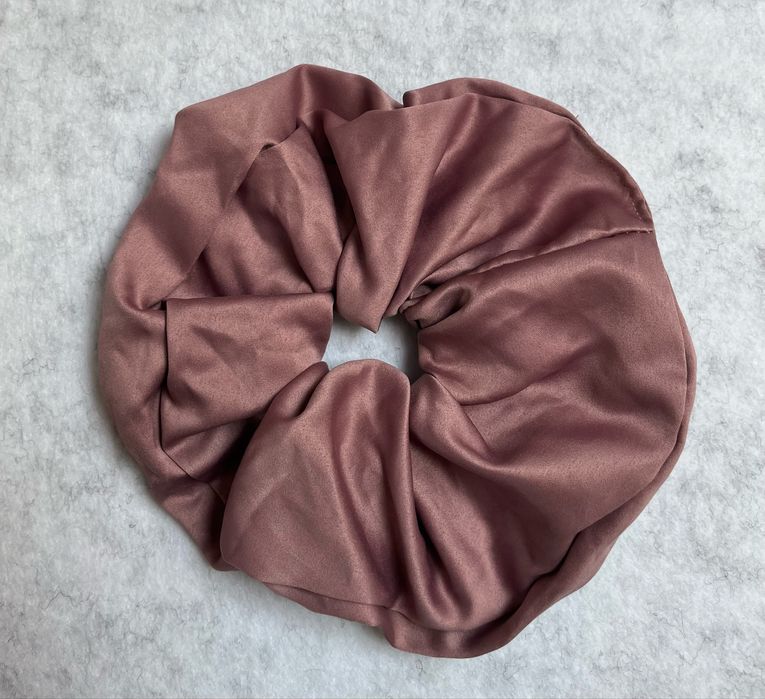 Sinsay duża satynowa gumka do włosów scrunchie pudrowy róż
