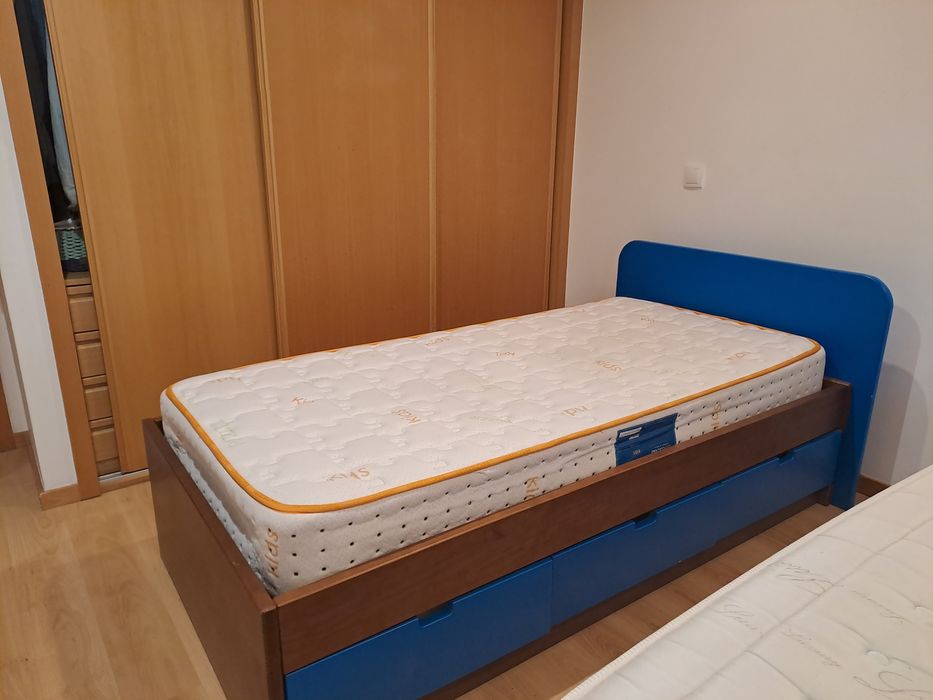 Camas Cerne e  mesa de cabeceira