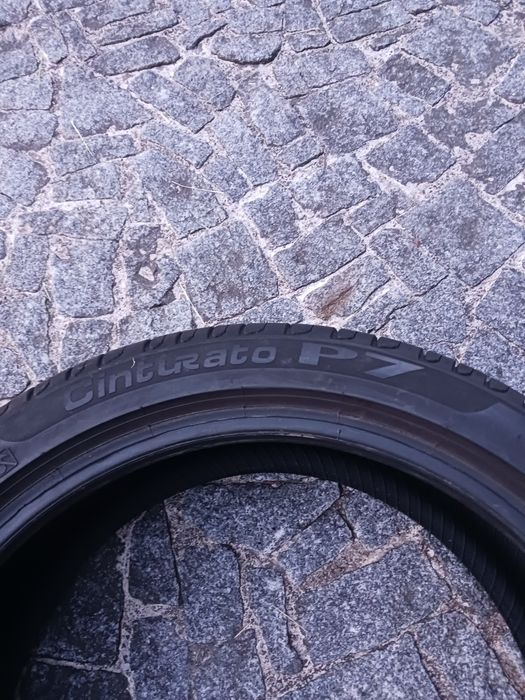 Vendo pneus semi-novos 215/45/18 Pirelli