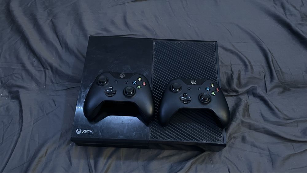 Xbox One (FAT) z dwoma kontrolerami