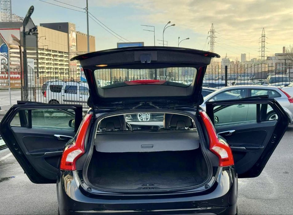 Volvo v60 R-Design Momentum  універсал