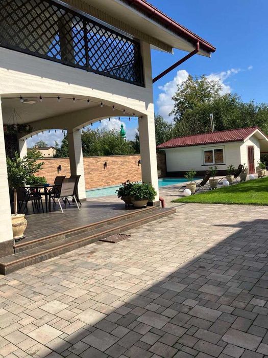 Продається сучасний будинок у місті Хуст — готовий до проживання