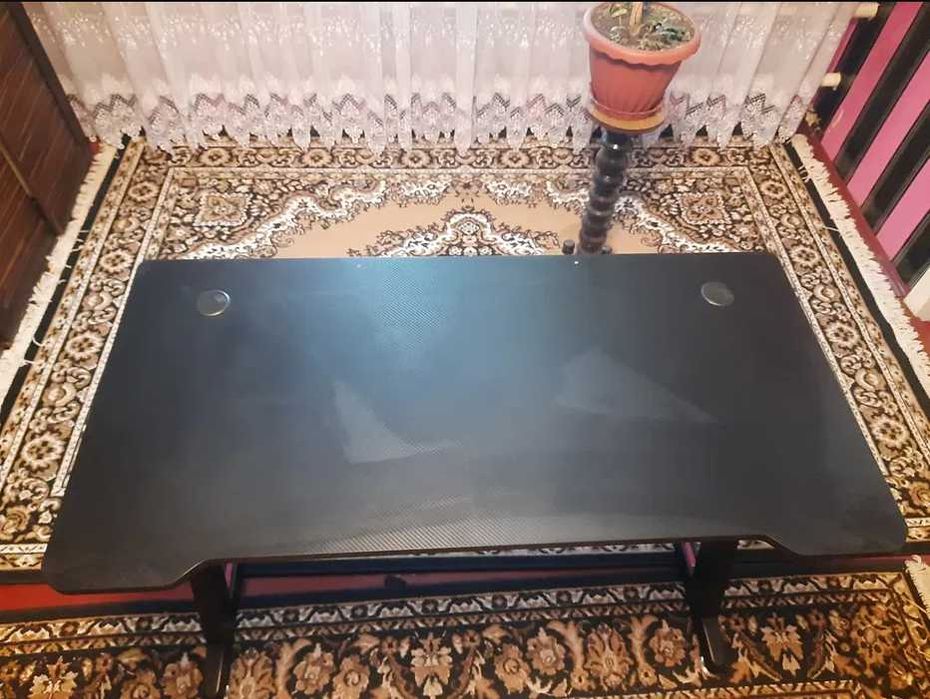 Продам игровой/компьютерный стол в нормальном состоянии