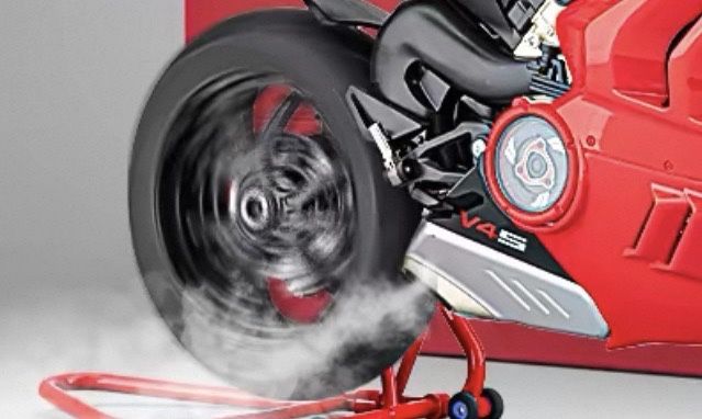 Ducati V4R Funciona, tem chaves, luzes, acelera ,  traseira gira. Tamanho 1:6
