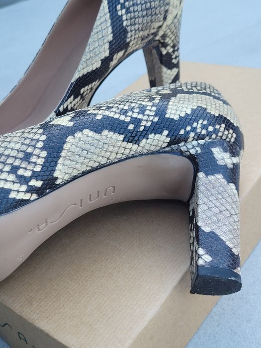 Buty na obcasie UNISA  motyw- skóra węża