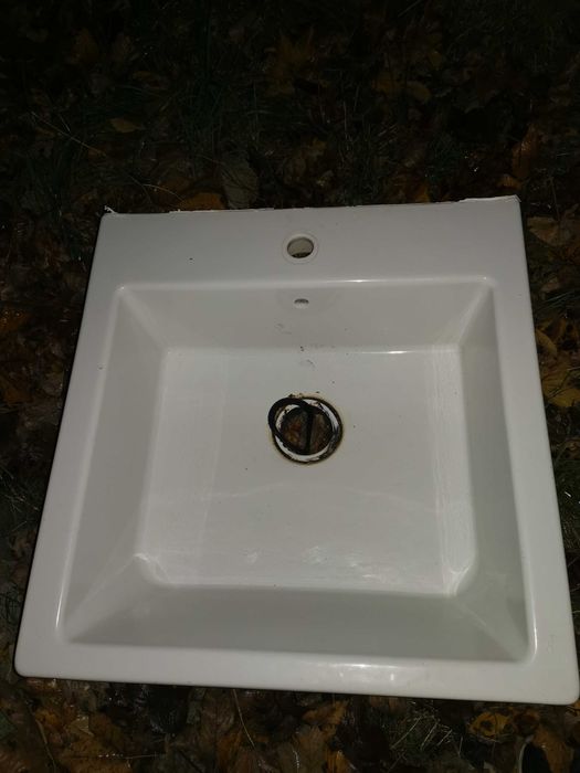 Umywalka ceramiczna na szafkowa.