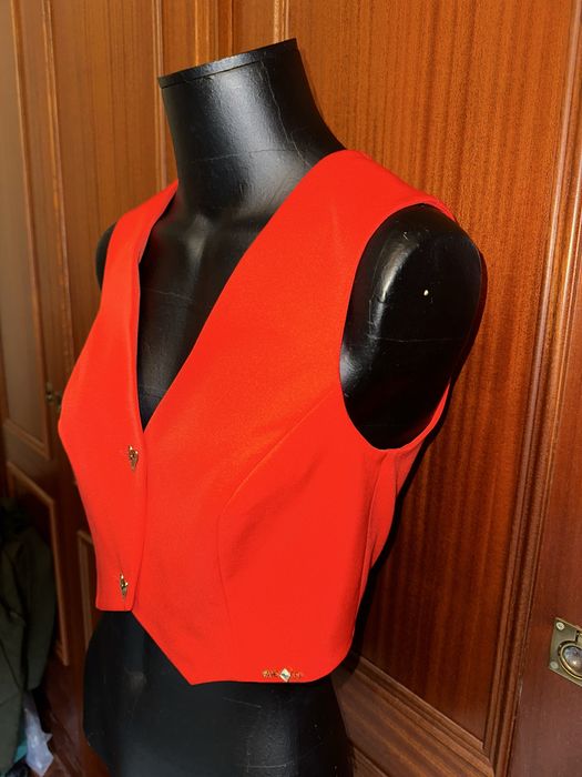 Colete vermelho Sahoco com botões dourados em forma coração