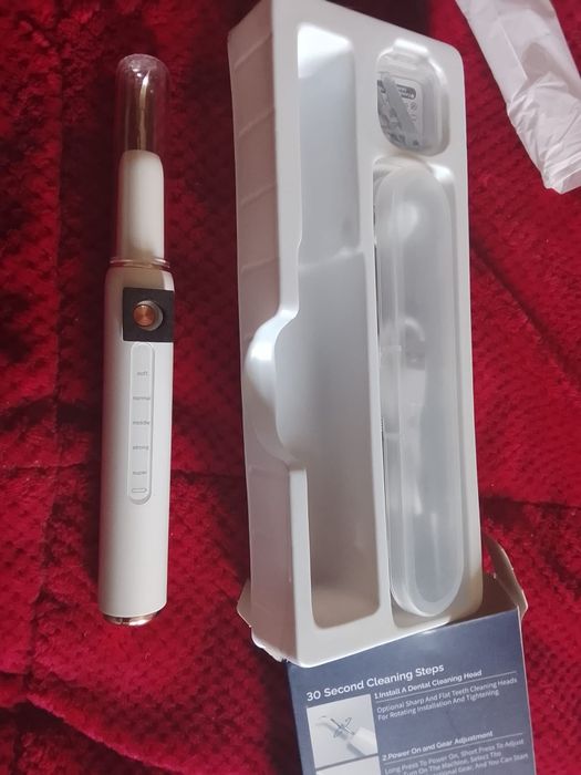 Consultório Dentário com vários equipamentos pronto para trabalhar com