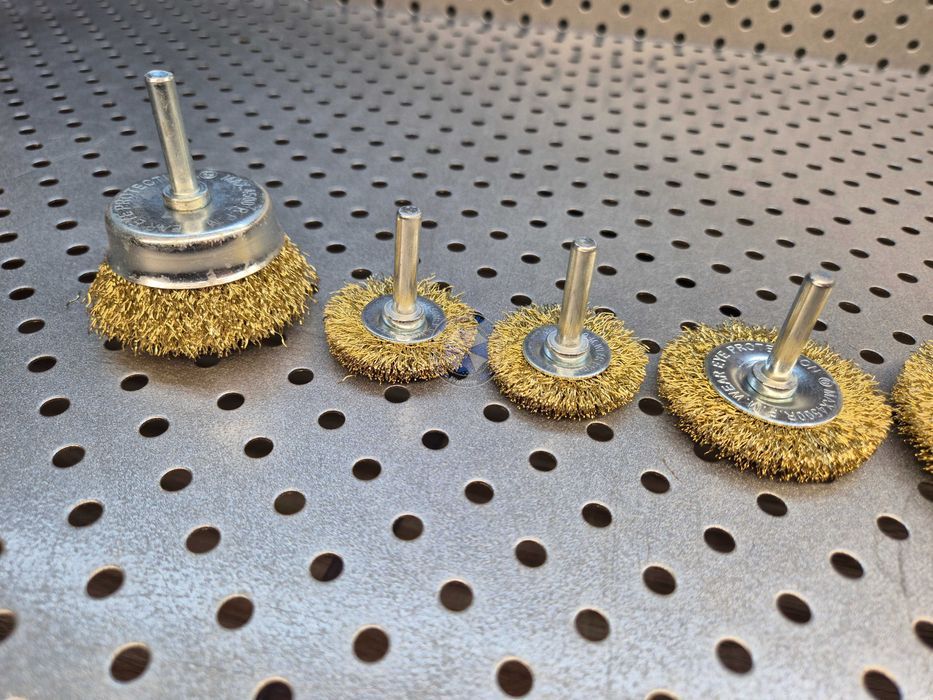 6 szt. Szczotki stalowe miedziowane na wiertarkę szczotka na trzpieniu