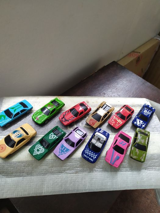 Модельки автомобилей.