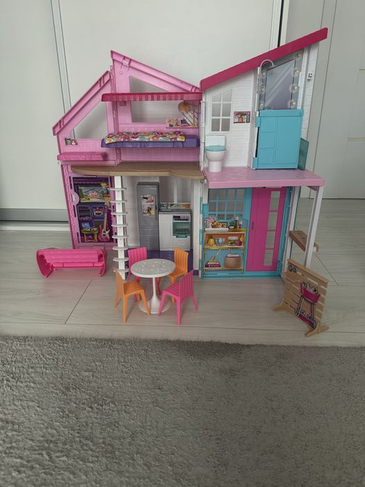 Domek Barbie Malibu z akcesoriami, lalkami plus pudełko