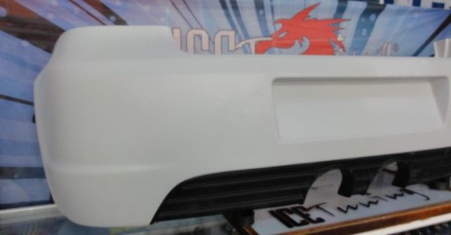 Para-choques traseiro em fibra VW Golf 4, IV R-line LOOK C/ dupla saída de escape R32 Look