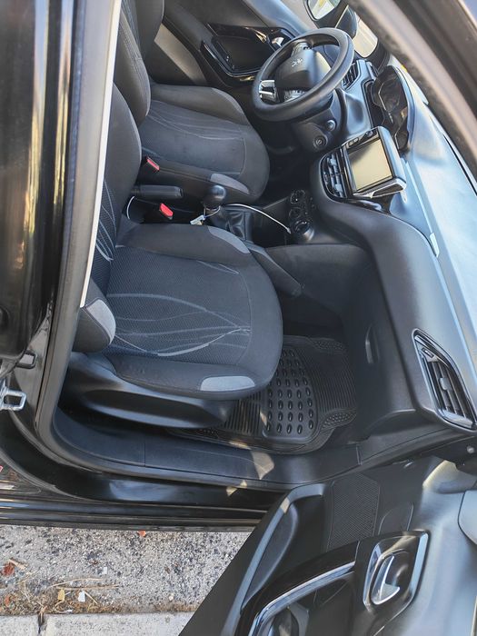 Peugeot 208 1.4 HDi Active | 2015 | 107.664 km | 68 cv | Nacional — photo 4