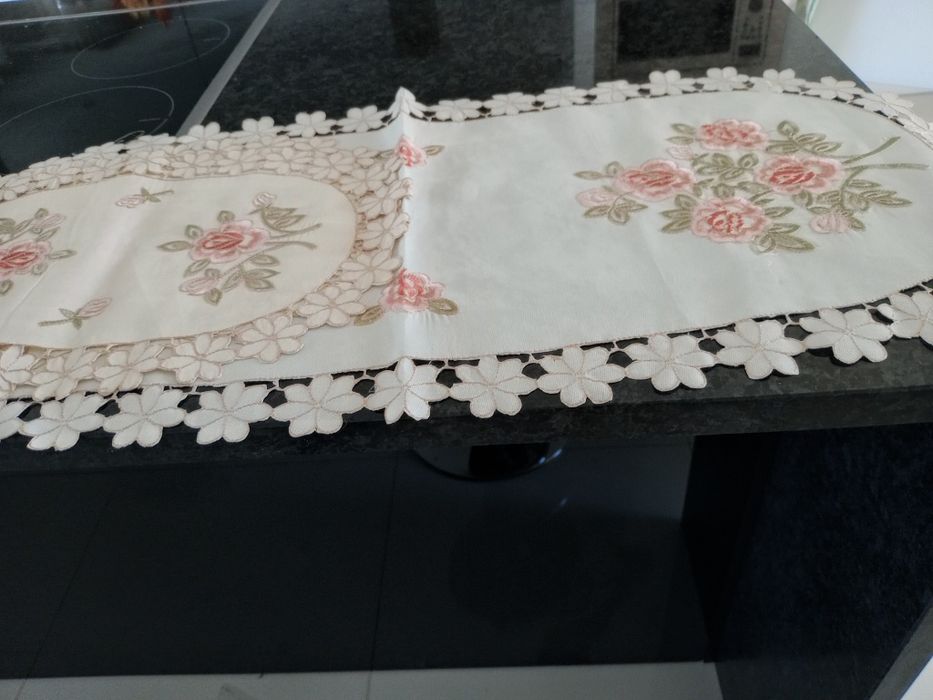 Três panos bordados um grande e dois pequenos