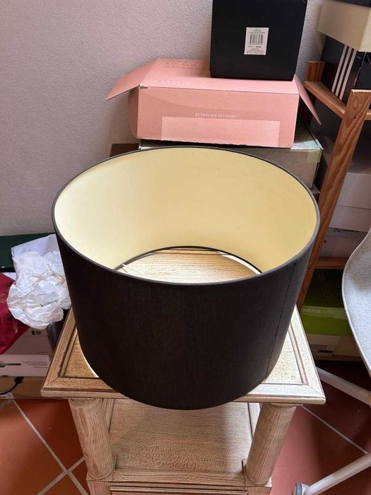 Abajur redondo castanho escuro