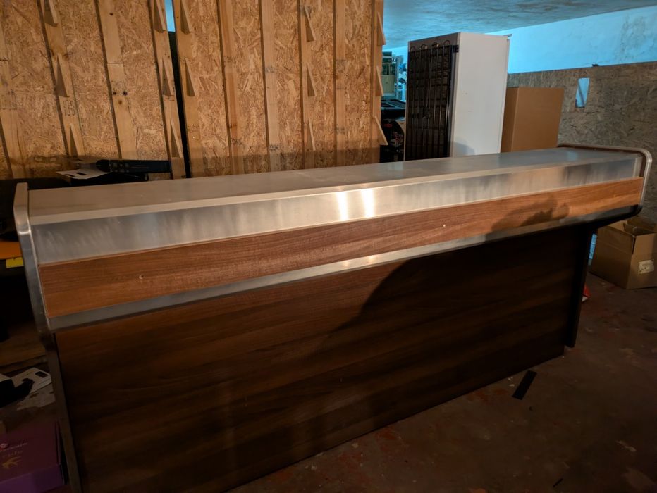 Balcão de café com parte frigorífica