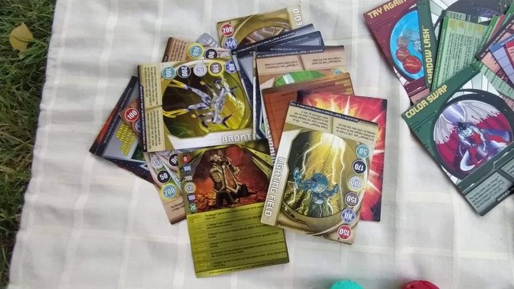 Bakugan  - zestaw 17 szt., 19 kart magnet., 26 kart