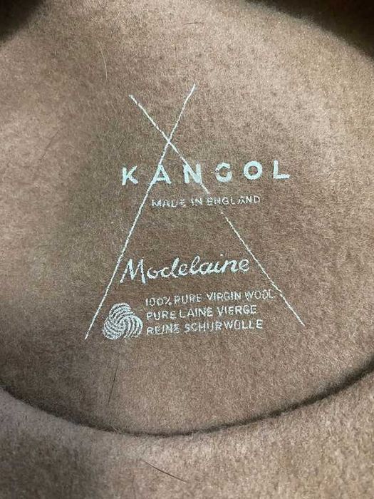 beret branco e castanho